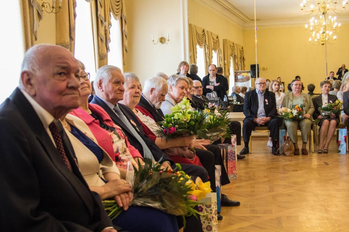 16 par z Jarosławia obchodziło 50 lub 60 rocznicę ślubu<br/>fot.Bartłomiej Pacek