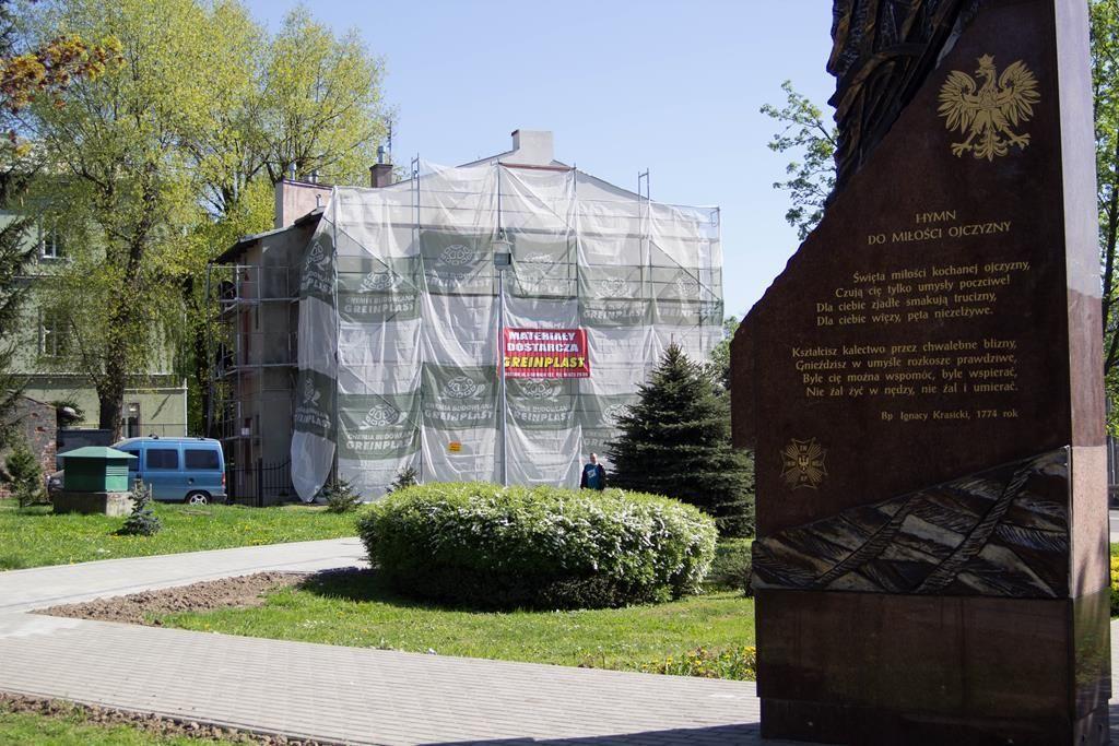 Mural zastąpi nieestetyczną i pokrytą starymi reklamami elewację kamienicy przy ul. Jana Pawła II 32, od strony placu Inwalidów Wojennych.<br/>fot.Bartłomiej Pacek