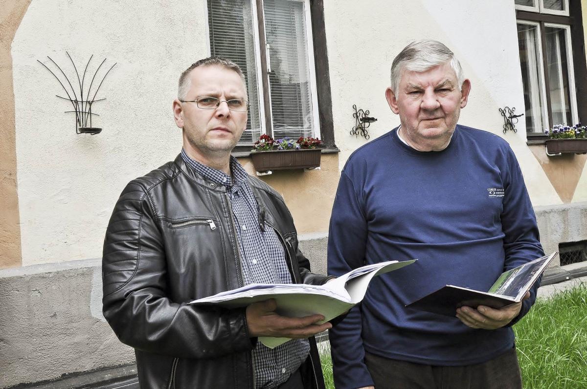Przewodniczący Wspólnoty Mieszkaniowej Bogusław Hryniszyn (z prawej) i administrator Andrzej Pawliszak zapewniają, że zlecone prace zostaną wykonane. Na nałożoną grzywnę się jednak nie zgadzają.<br/>fot.Paweł Bugira