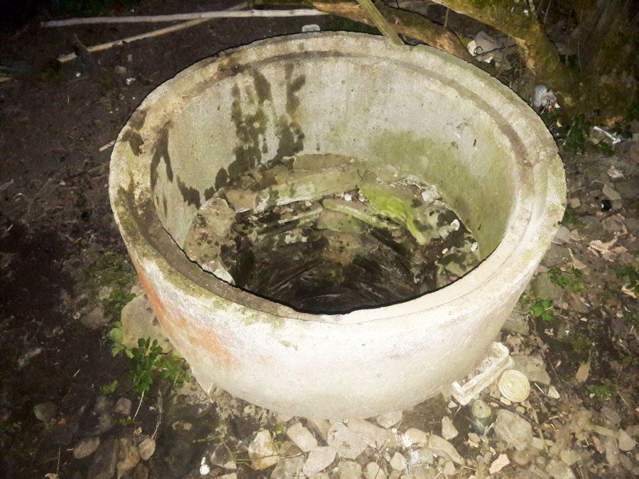 Do tej studni wpadła 65-latka. Niestety, nie udało się jej uratować...<br/>fot.KPP Lesko
