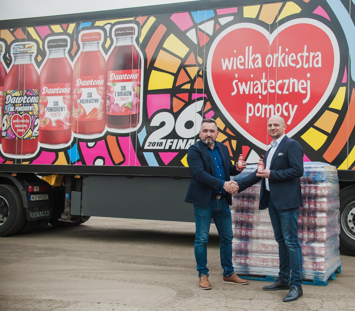 17 kwietnia br. pod siedzibę Fibris SA zajechała potężna ciężarówka WOŚP i Dawtony, wyładowana po brzegi sokami. Na zdjęciu prezes K. Golik (z prawej) i kierownik regionalny firmy Dawtona Artur Kabała.<br/>fot.Marcin Łabuda