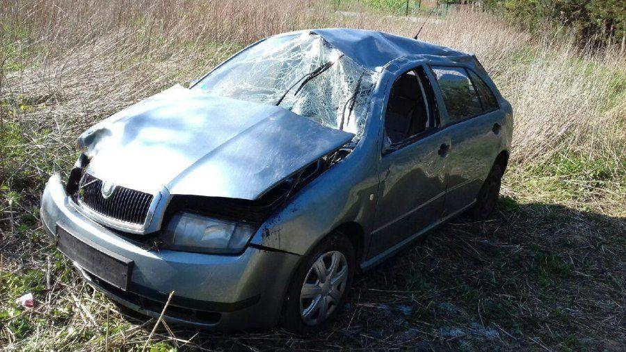 Kierująca skodą dachowała, a następnie auto spadło ze skarpy.<br/>fot.KPP Ropczyce