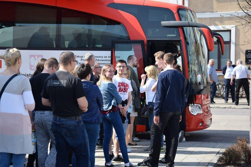 Do krwiobusa ustawiła się długa kolejka. <br/>fot.Alicja Magura