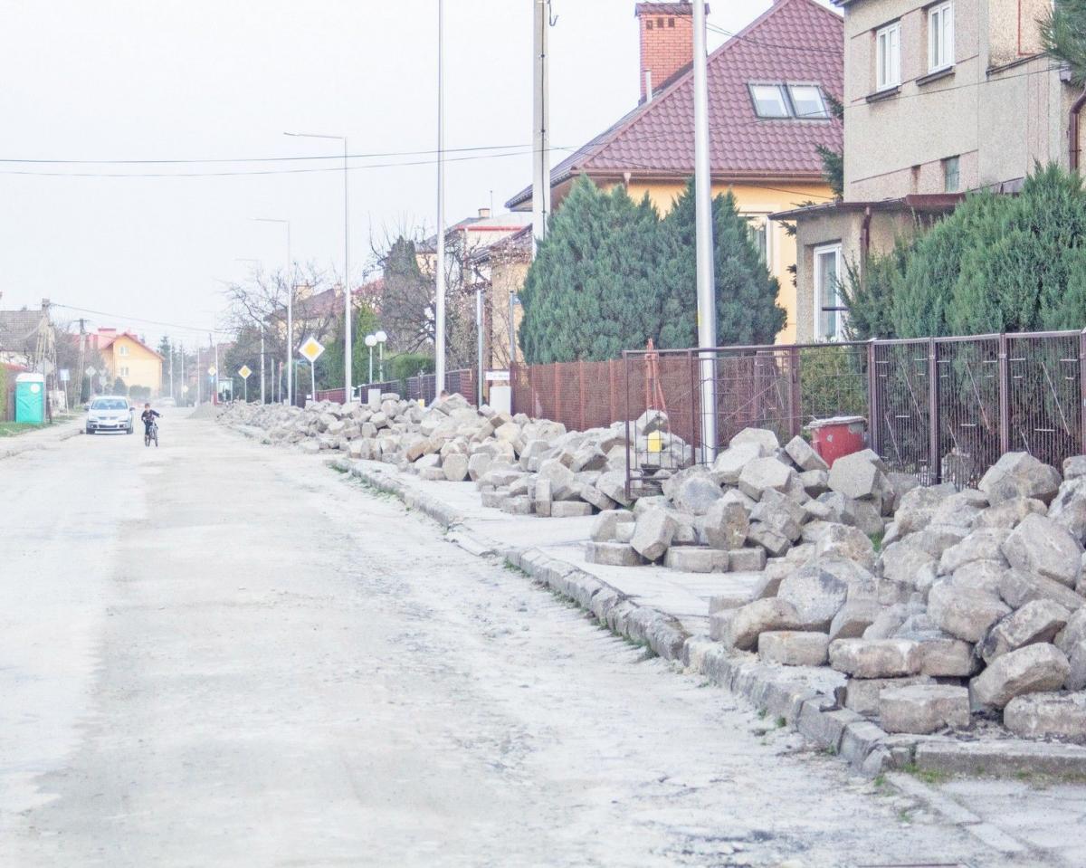 Rozkopana ulica Jana Pawła przypomina te z oblężonego miasta.