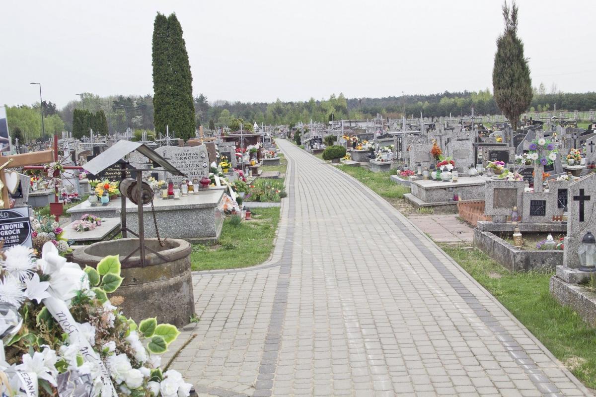 Groby piątki młodych ludzi zmarłych w tragicznych okolicznościach nietrudno znaleźć na trynieckim cmentarzu.