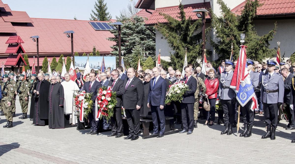 Obchody rocznicy zgromadziły w kościele pw. Chrystusa Króla liczą delegację samorządowców, kapłanów i służb mundurowych.<br/>fot.Bartłomiej Pacek