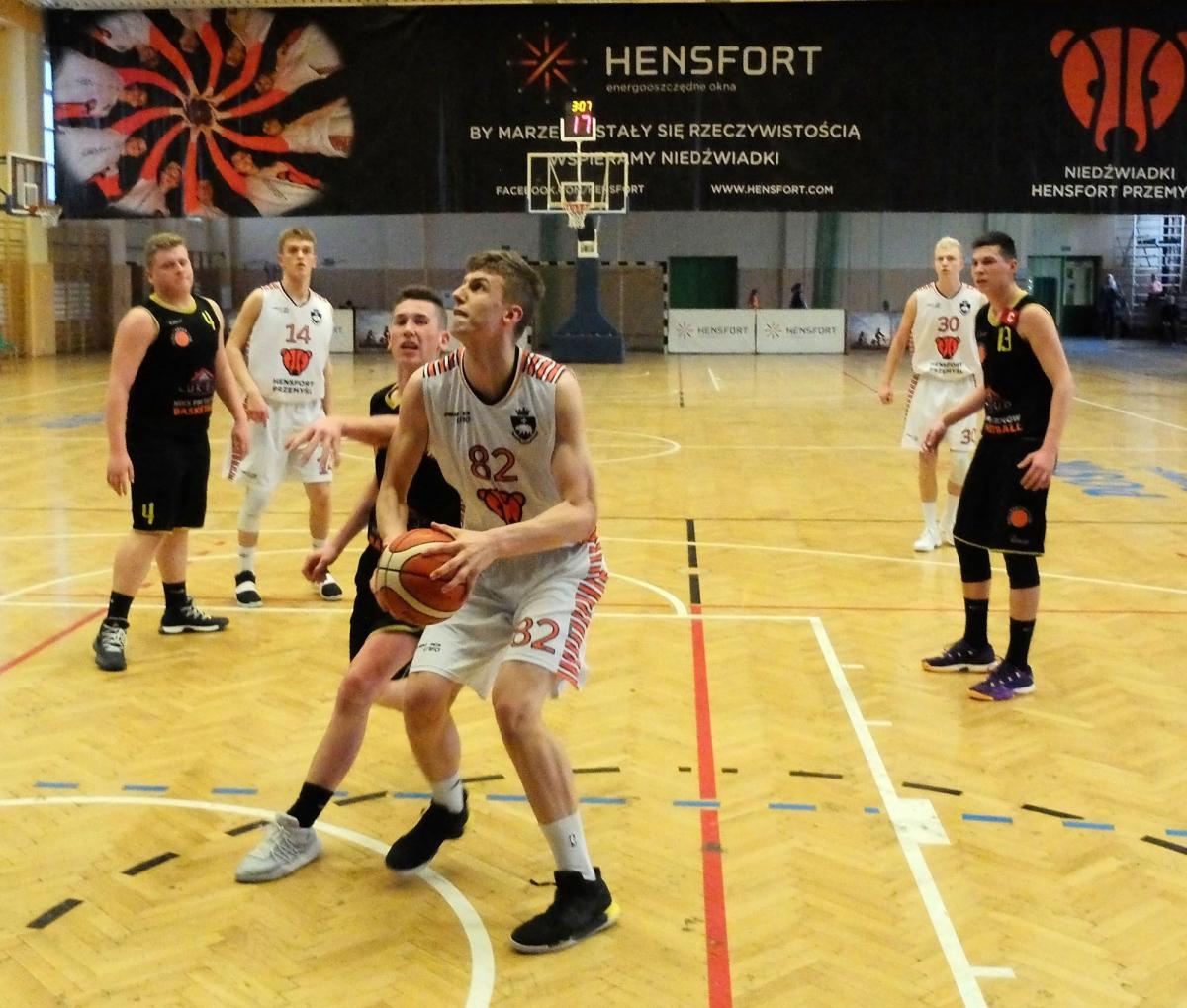 Szymon Prusak (z piłką) został MVP meczu z KKS Tarnowskie Góry.<br/>fot.Kamil Krukiewicz