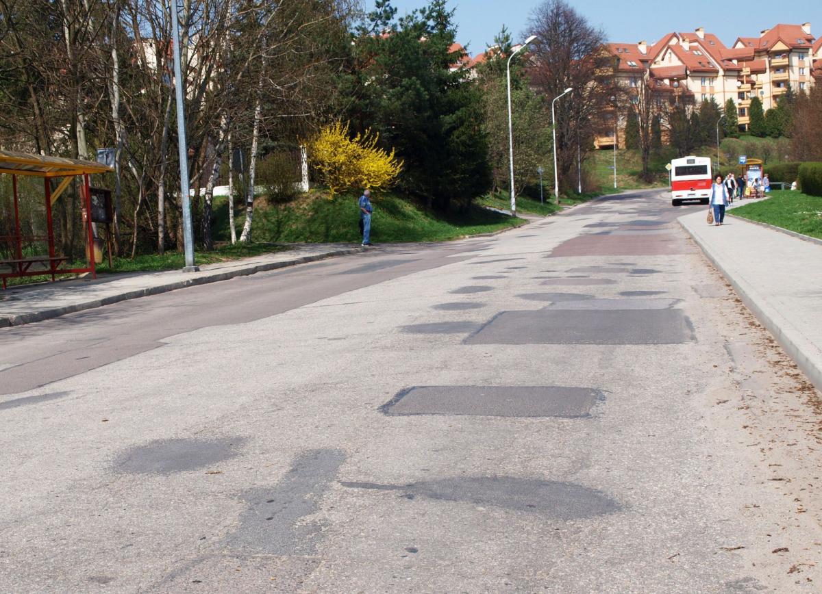 Nawierzchnia ulicy Bielskiego w Przemyślu, jadąc od strony ulicy Grunwaldzkiej, jest bardzo zła. Dziury, łaty, wyboje – to niedogodności, na które siarczyście klną kierowcy.<br/>fot.Mariusz Godos