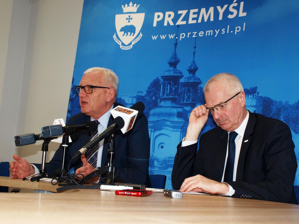 Prezydent miasta Robert Choma (z prawej) i dyrektor POSiR-u Marek Osiadacz zgodnie stwierdzili, że miniony sezon zimowy na stoku narciarskim był udany.<br/>fot.Mariusz Godos