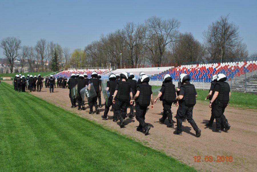 Policjanci doskonalili umiejętności działania podczas naruszeń porządku w trakcie imprez sportowych.<br/>fot.KMP Przemyśl