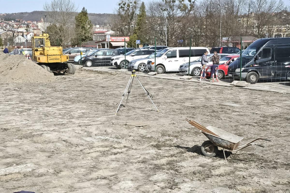 Na Rybim Placu zaczął się remont największego w mieście parkingu. <br/>fot.Jacek Szwic