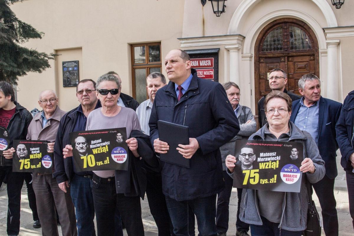 Plakaty informowały o wysokości nagród wypłaconych politykom PIS. – To bulwersujące!– grzmiał na czwartkowym spotkaniu z mediami lider PO w powiecie jarosławskim Sz. Łąka. <br/>fot.Bartłomiej Pacek