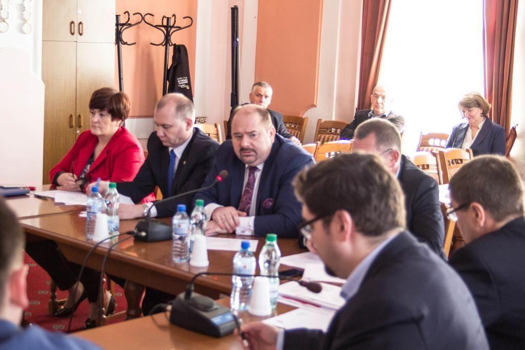 Burmistrz W. Paluch musiał się gęsto tłumaczyć z chęci wyrażenia zgody na dzierżawę działki po wysypisku w trybie bezprzetargowym.<br/>fot.Bartłomiej Pacek