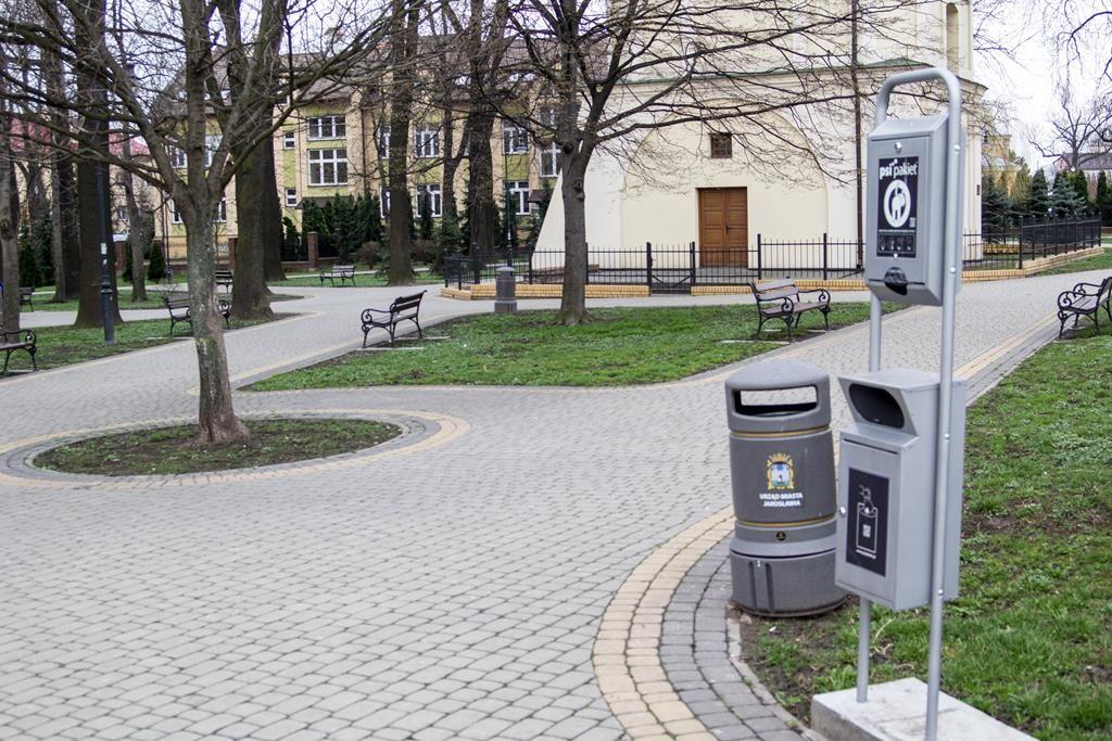 W parku im. Czesławy Puzon ps. „Baśka” są woreczki i pojemniki na psie odchody. W alejkach rzeczywiście jest czysto.<br/>fot.Bartłomiej Pacek