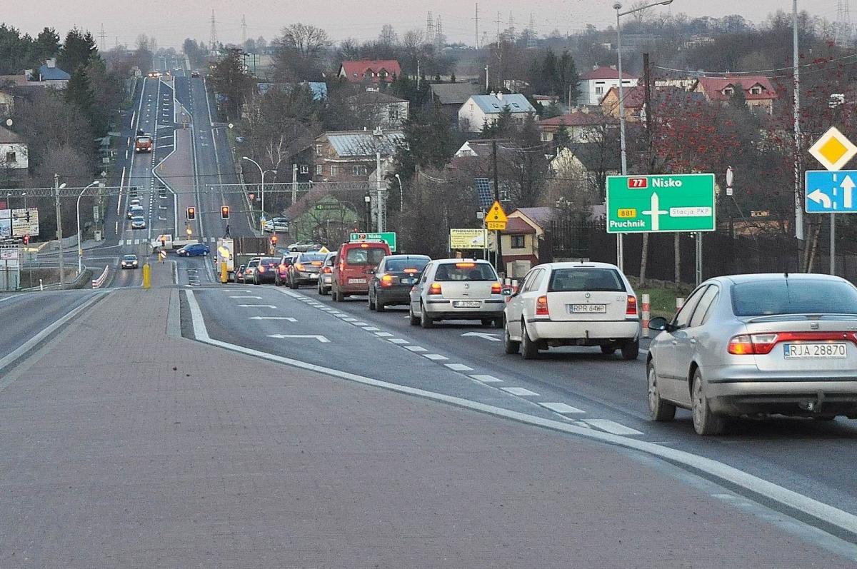 W godzinach szczytu tworzą się długie korki. Specyficzne ukształtowanie terenu i położenie skrzyżowania nasuwa pomysł budowy estakady. <br/>fot.Paweł Bugira