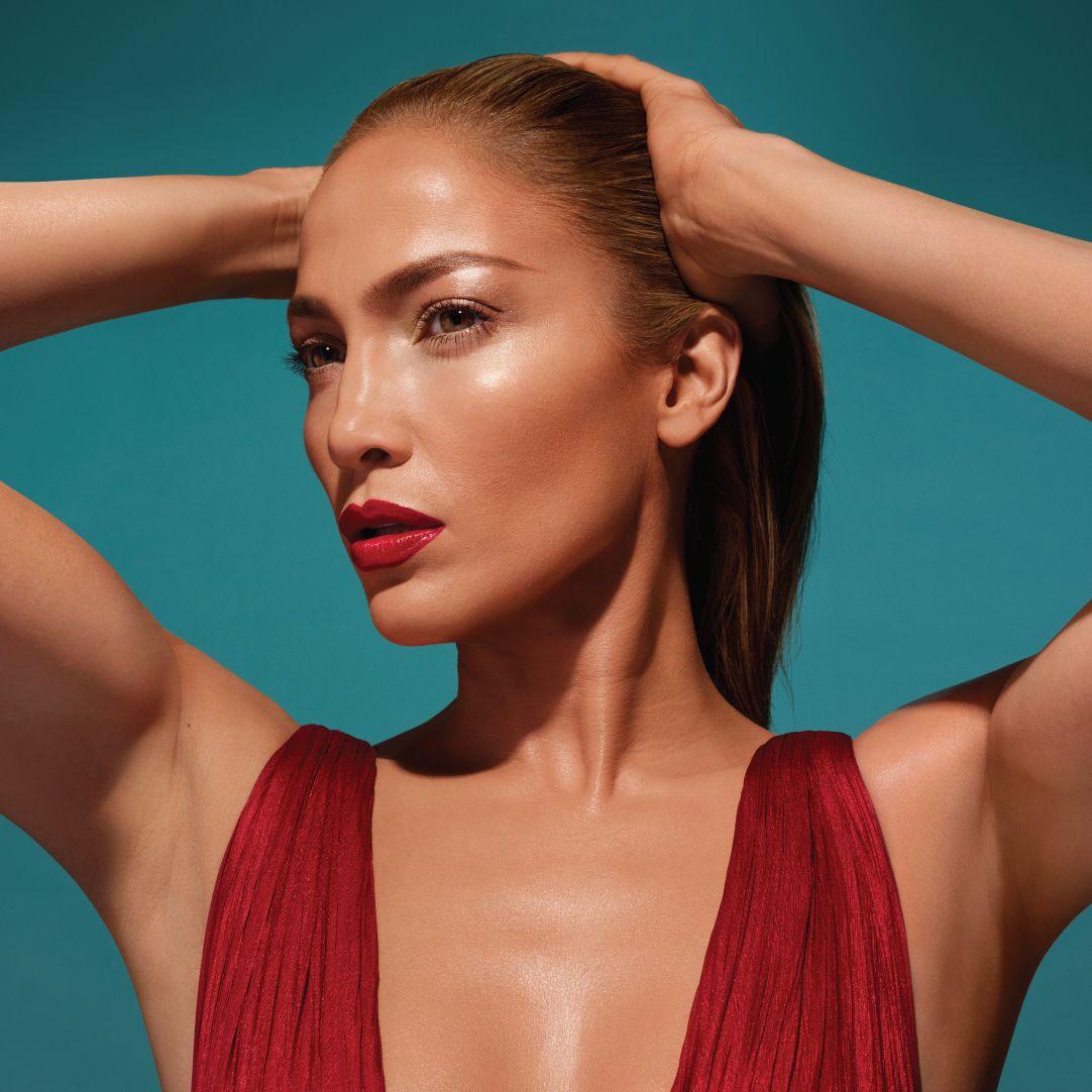 Jennifer Lopez to amerykańska aktorka, piosenkarka popowa, tancerka, projektantka mody i biznesmenka. Urodziła się 24 lipca 1969 w Nowym Jorku, a wychowała w Bronksie – jednej z dzielnic tego miasta. Swoją pierwszą rolę zagrała w wieku siedemnastu lat.<br/>fot.materiały prasowe