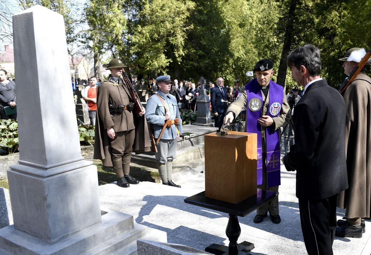 Przy odnowionym pomniku w poniedziałek złożono szczątki starszego sierżanta  Bolesława Nuckowskiego.<br/>fot.zbiory własne