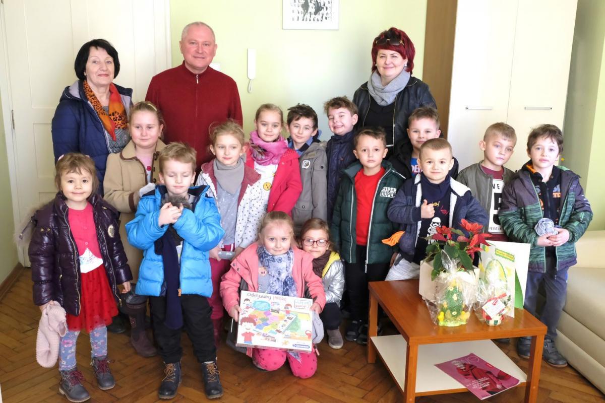 Zdobywcy pierwszego miejsca 4-, 5- i 6- latki z Niepublicznego Przedszkola Językowego „Promyczek”.<br/>fot.Jacek Szwic