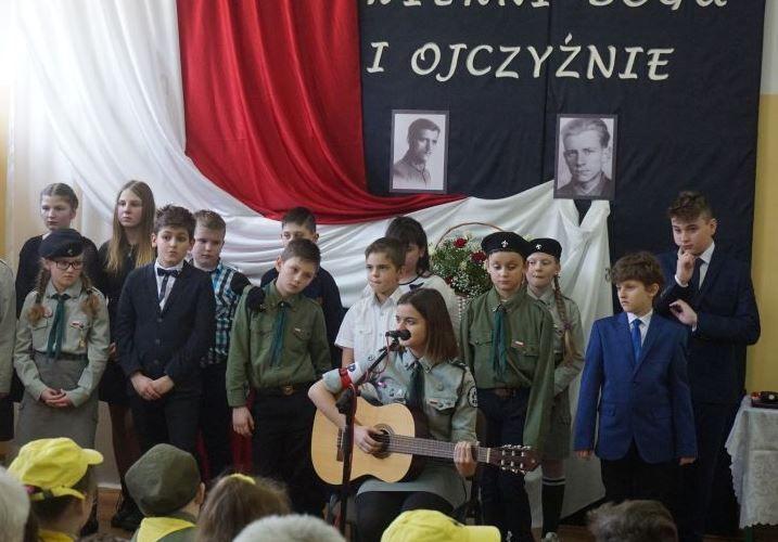Wydarzenie dopełniła część artystyczna w wykonaniu harcerzy, zuchów i pozostałych  uczniów szkoły.<br/>fot.ze zbiorów szkoły