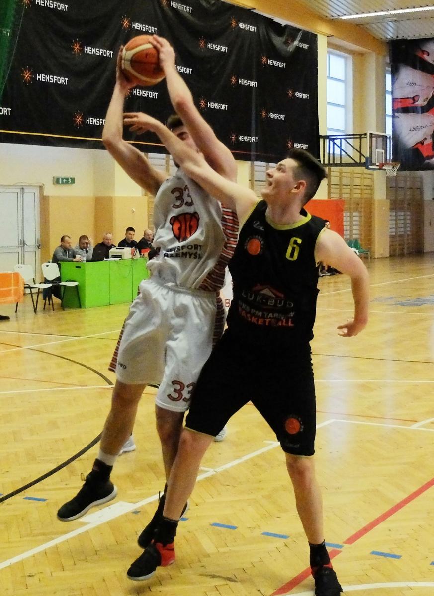 Mikołaj Kleszcz (z piłką) w spotkaniu z Treflem Sopot dzielnie walczył pod obiema tablicami.<br/>fot.Kamil Krukiewicz