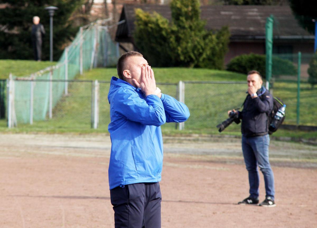 Trener Polonii Paweł Załoga nie mógł uwierzyć, że – mimo sporej przewagi przez cały mecz – jego zespół ponownie nie zdobył kompletu punktów.<br/>fot.Kamil Krukiewicz