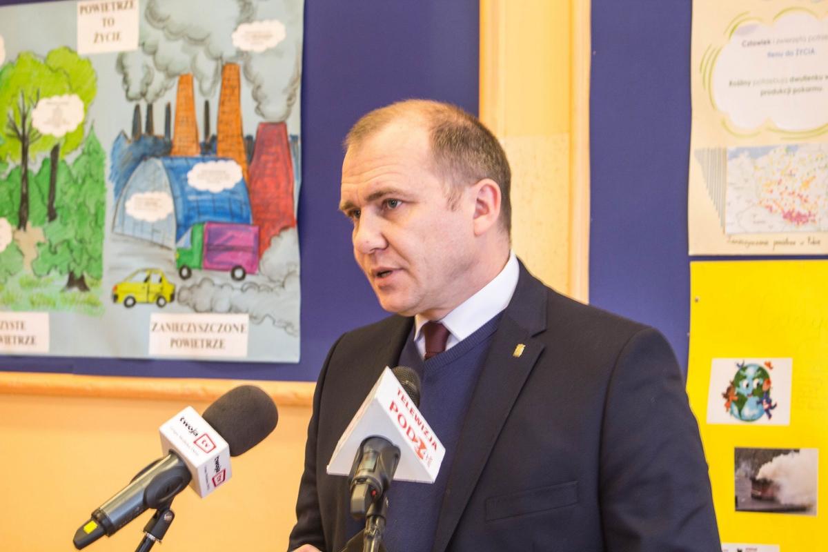 Zastępca burmistrza Dariusz Tracz stał się twarzą riposty, jakiej obóz Waldemara Palucha udzielił w sprawie oświaty swoim przeciwnikom<br/>fot.Bartłomiej Pacek