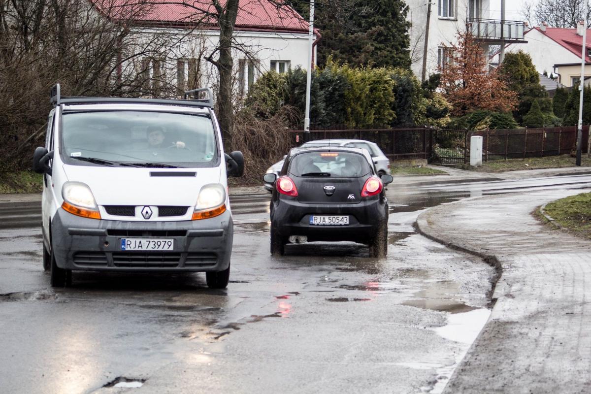 Na ruchliwym skrzyżowaniu z Pełkińską dziura wymusza na kierowcach nerwowe manewry.<br/>fot.Bartłomiej Pacek