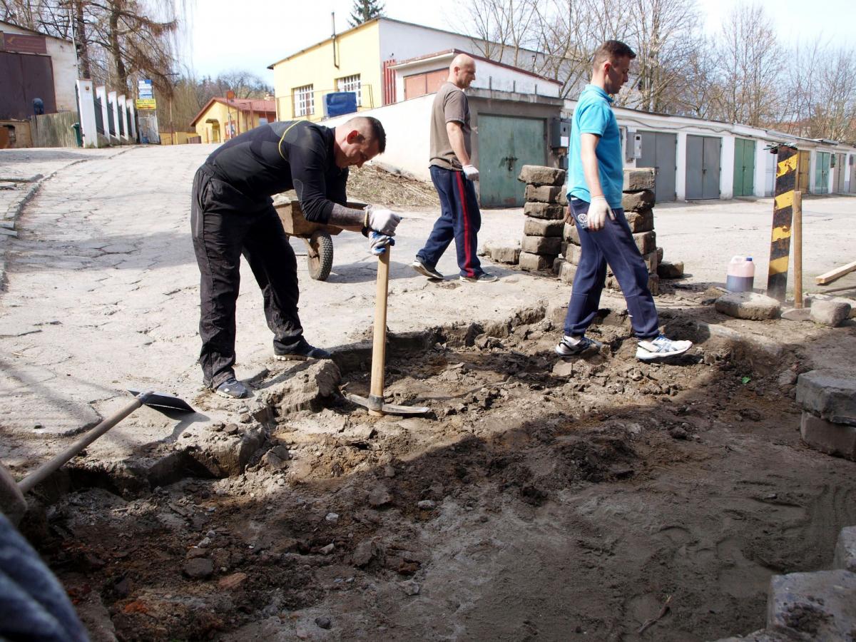 Kilkuosobowa grupa osadzonych, odbywających kary w Zakładzie Karnym w Medyce,  remontuje drogi dojazdowe do dwóch przemyskich instytucji.<br/>fot.Mariusz Godos