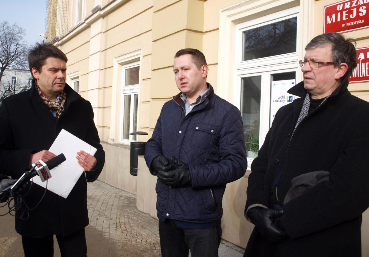 Wśród osób parafujących dokument są m.in. (od lewej): Błażej Wilk, Maciej Dębicki i Wojciech Pieprzny.<br/>fot.Mariusz Godos