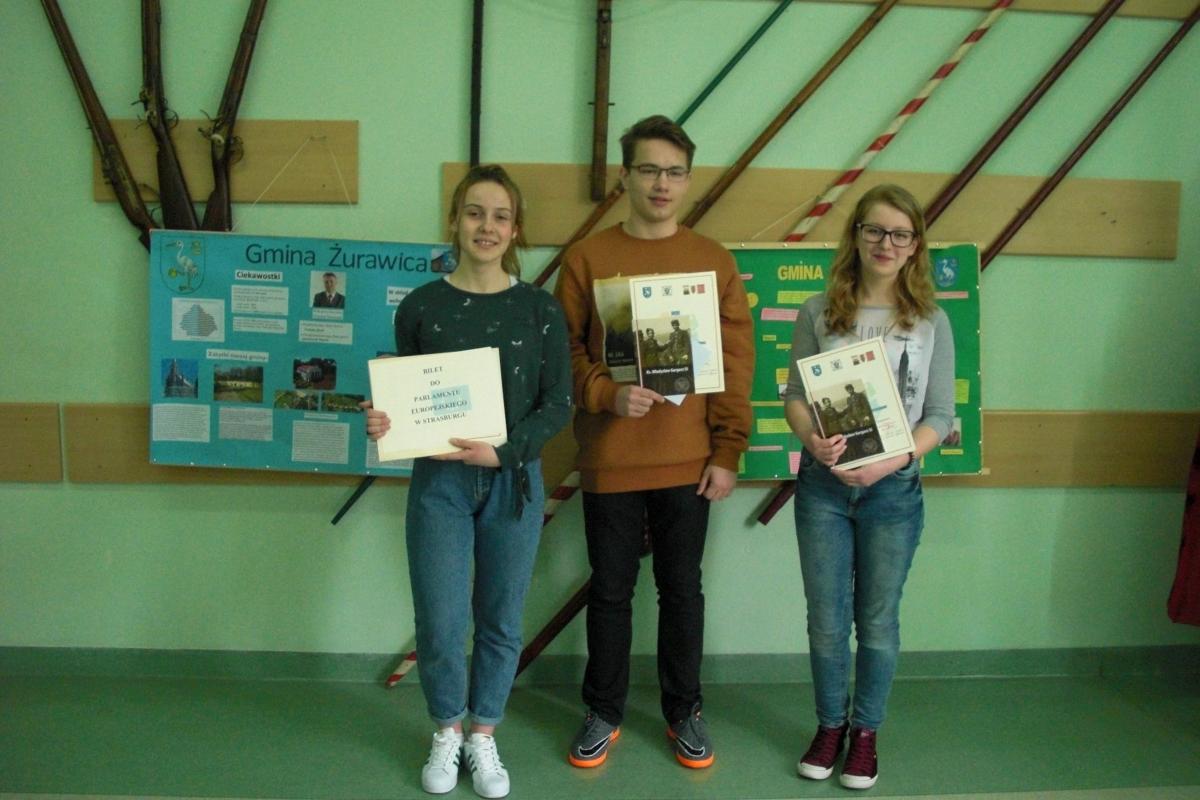 Laureaci konkursu: Emilia Korczyńska, Jakub Grabowski, Katarzyna Jurek.<br/>fot.archiwum organizatora