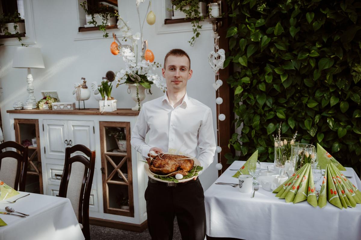 Krzysztof Wojtowicz, szef sali restauracji Murowanka:
– Wybraliśmy przepisy, które zachwycą gości, a jednocześnie pozwolą kultywować piękną, świąteczną tradycję. Wielkanocny stół powinien być bogaty w różnego typu potrawy. Zarówno te wytrawne, jak i przygotowywane na słodko. Rozmaite mięsa będą świe