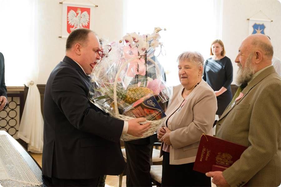 Państwo Bębnowie i Rydzikowie to pary na medal.<br/>fot.UM Przeworsk