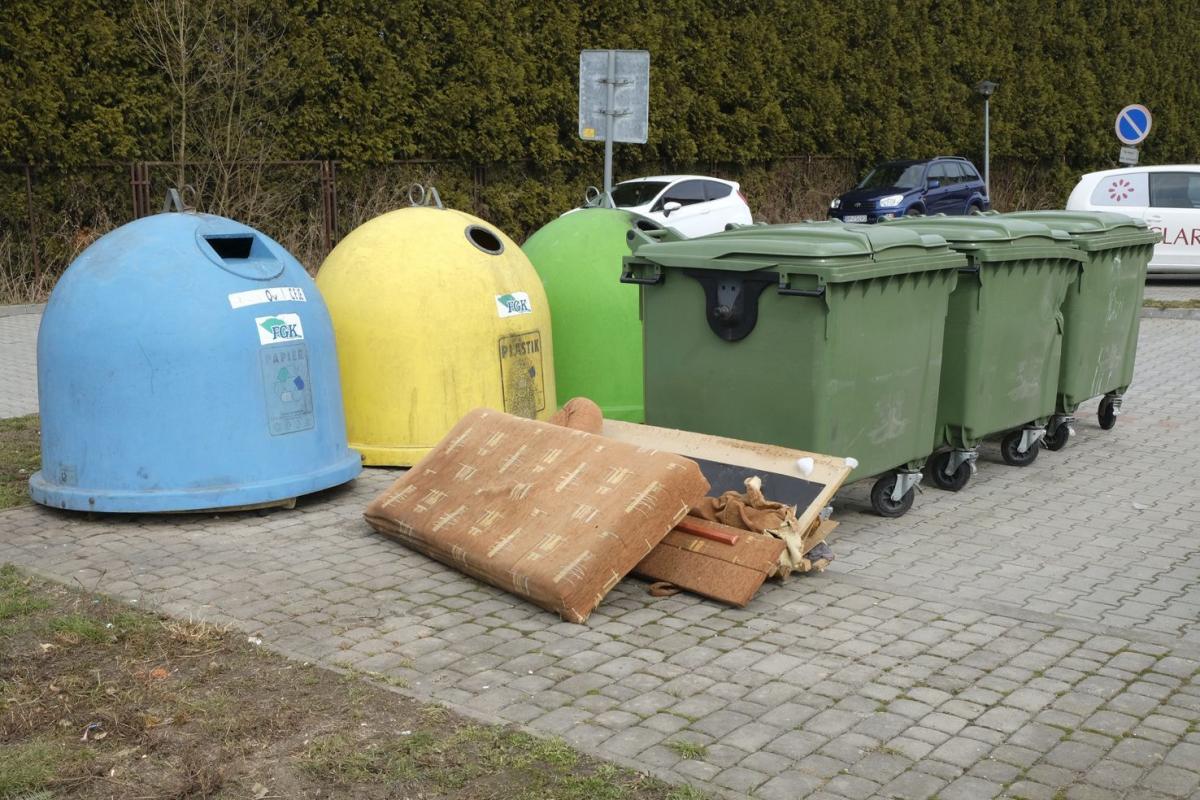 Kubły i pojemniki, o których mówiła mieszkanka osiedla Rosłońskiego.  <br/>fot.Jacek Szwic