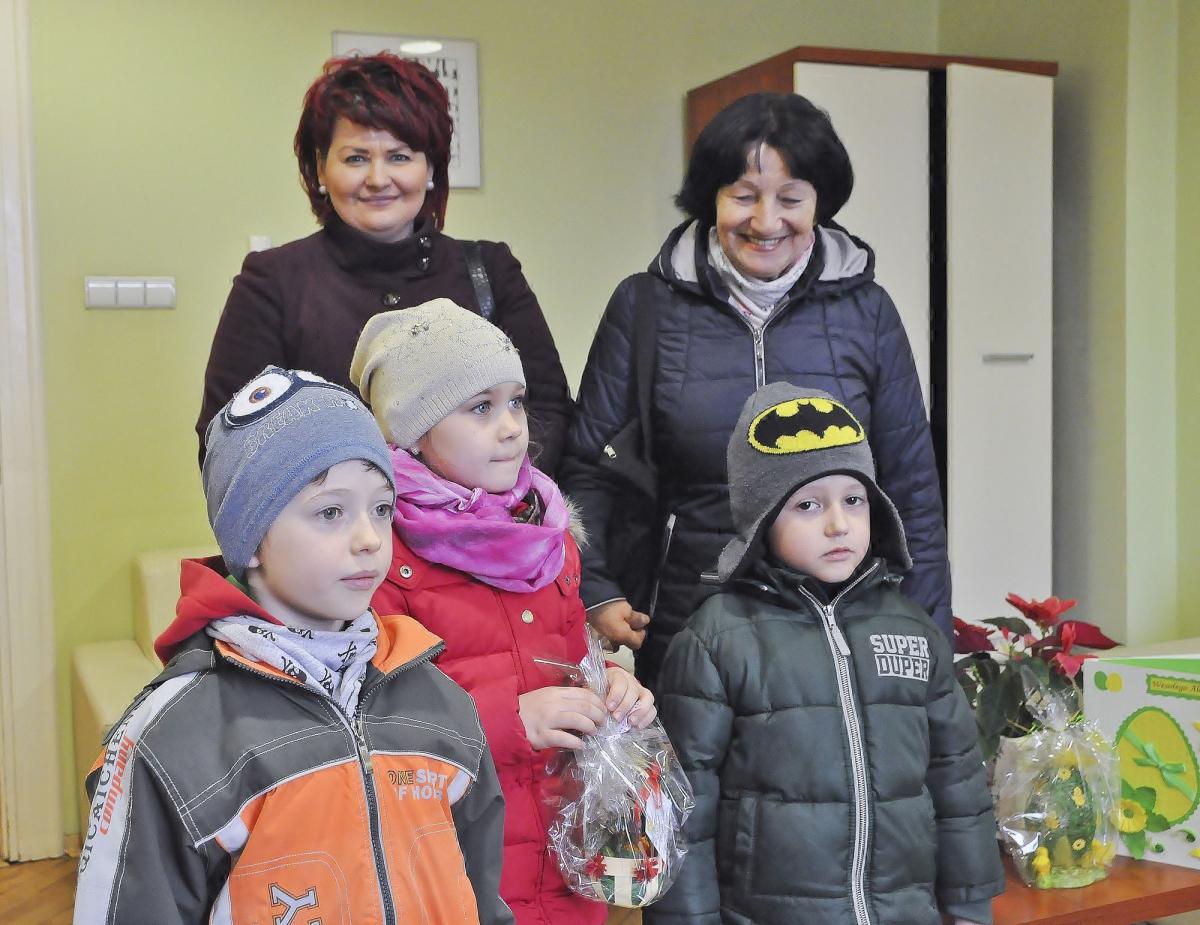 Na zdjęciu maluchy z „Promyczka” z paniami Małgorzatą Szal i Zofią Niedzielską.
