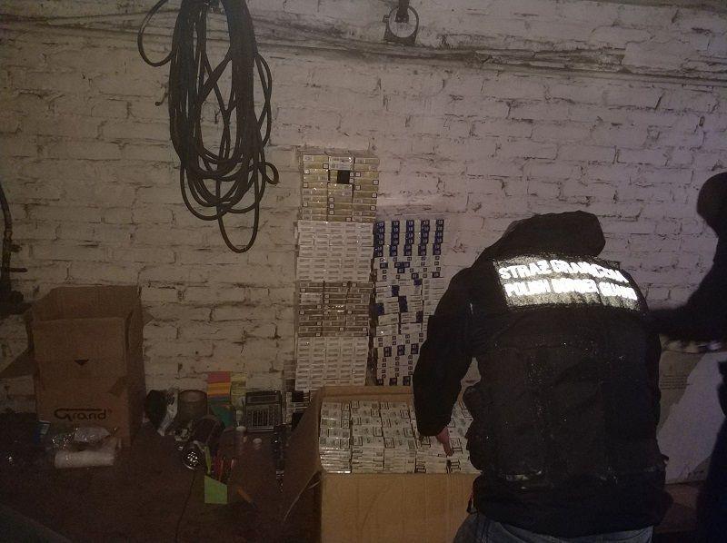W budynku mieszkalnym znajdowało się ponad 8 tys. 900 paczek papierosów bez polskich znaków skarbowych akcyzy.<br/>fot.serwis BiOSG