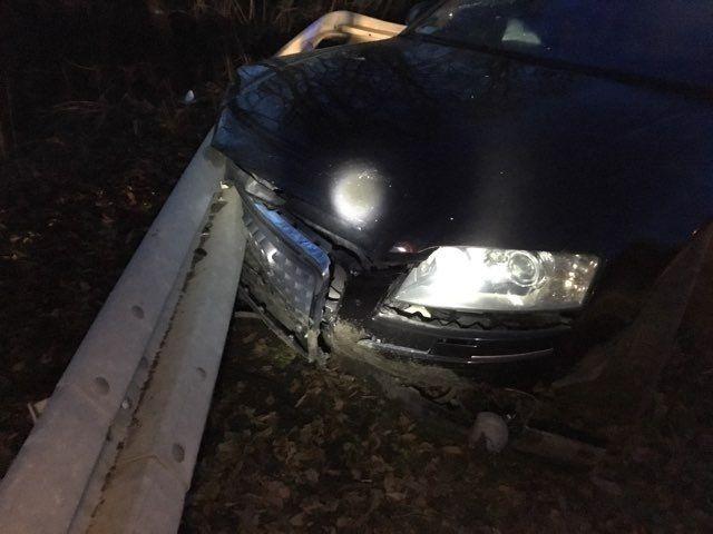 W Dybawce kierowca audi stracił nad nim panowanie i uderzył w barierkę.<br/>fot.KMP Przemyśl