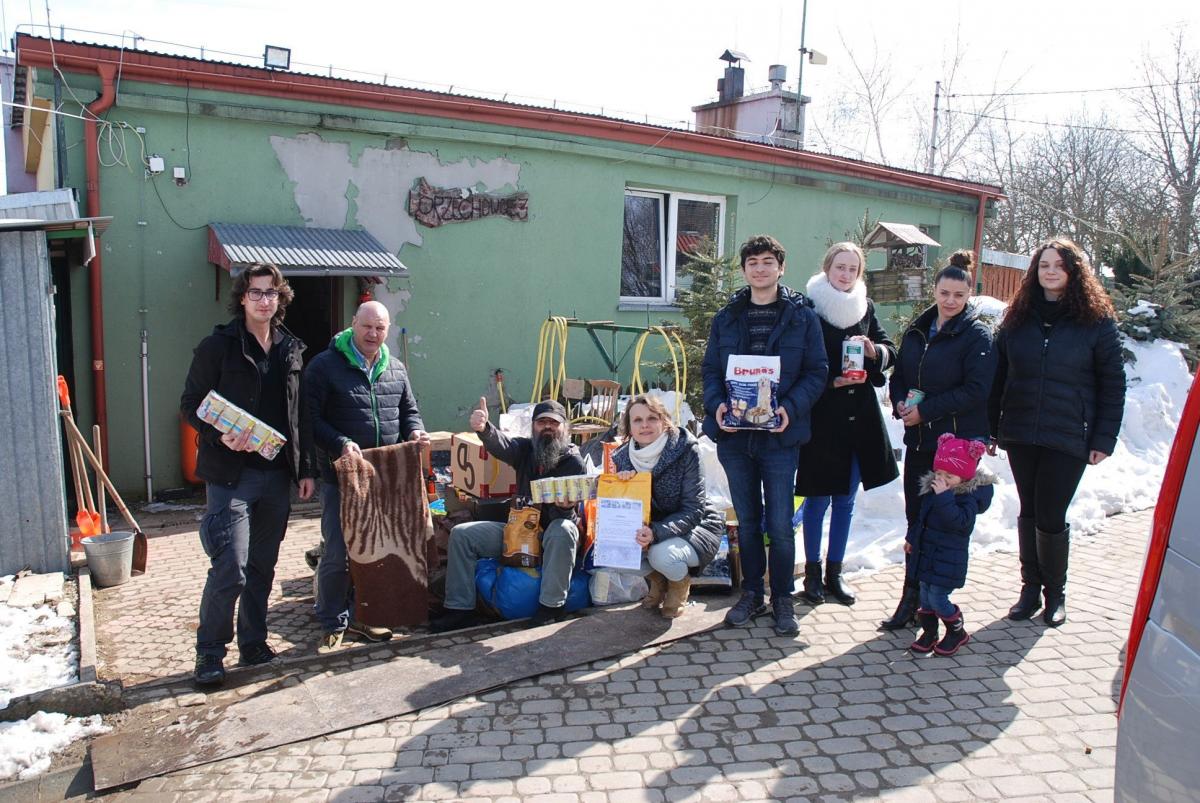 Przekazana karma i koce pozwoliły 200 zwierzakom przebywającym w Orzechowcach przetrwać zimę<br/>fot.M. Bojarska