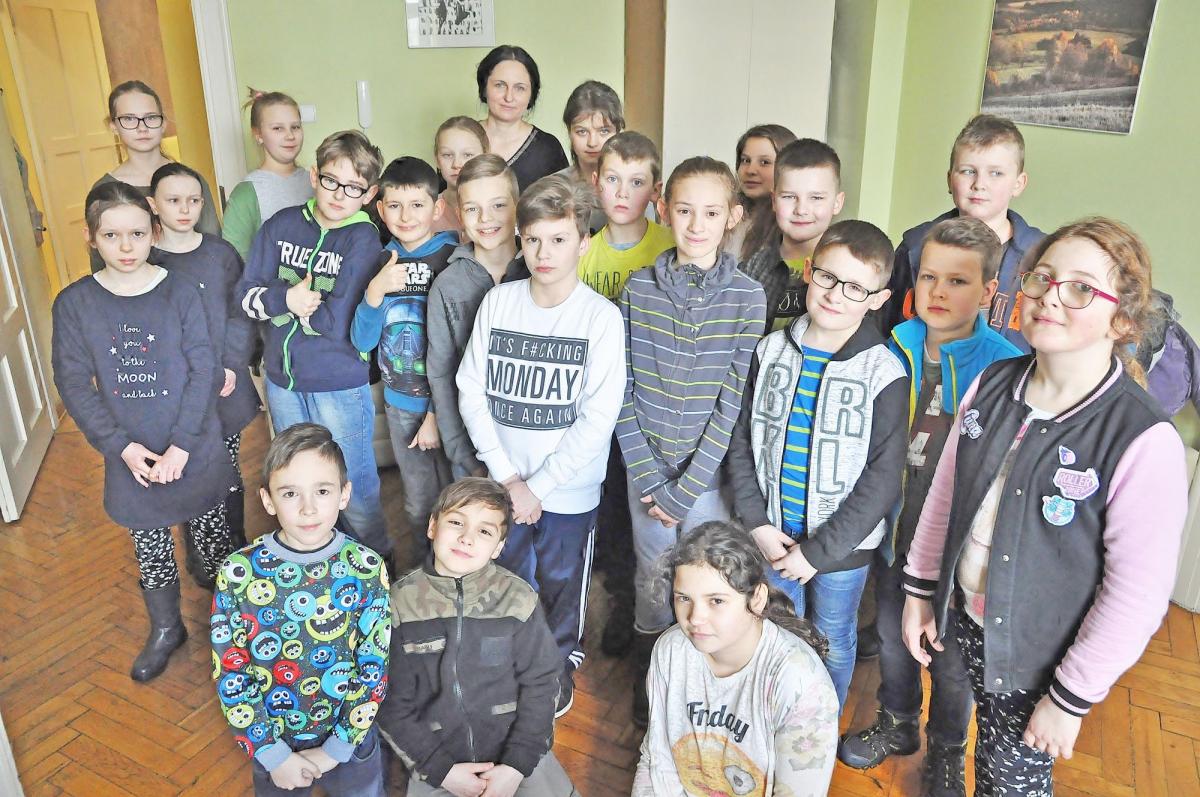 Uczniowie klasy IV b ze Szkoły Podstawowej nr 15 w Przemyślu 21 marca gościli w naszych progach. Na zdjęciu z wychowawczynią Aleksandrą Białoń.<br/>fot.Paweł Bugira