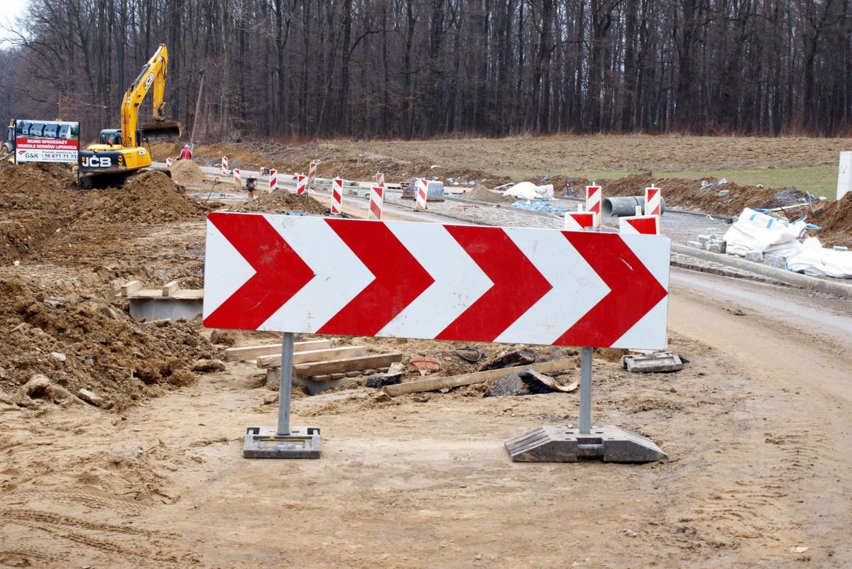 Obecnie przy ulicy Wysockiego trwają prace na odcinku od skrzyżowania z ulicą Prądzyńskiego do granic miasta w stronę Ujkowic.  <br/>fot.Mariusz Godos