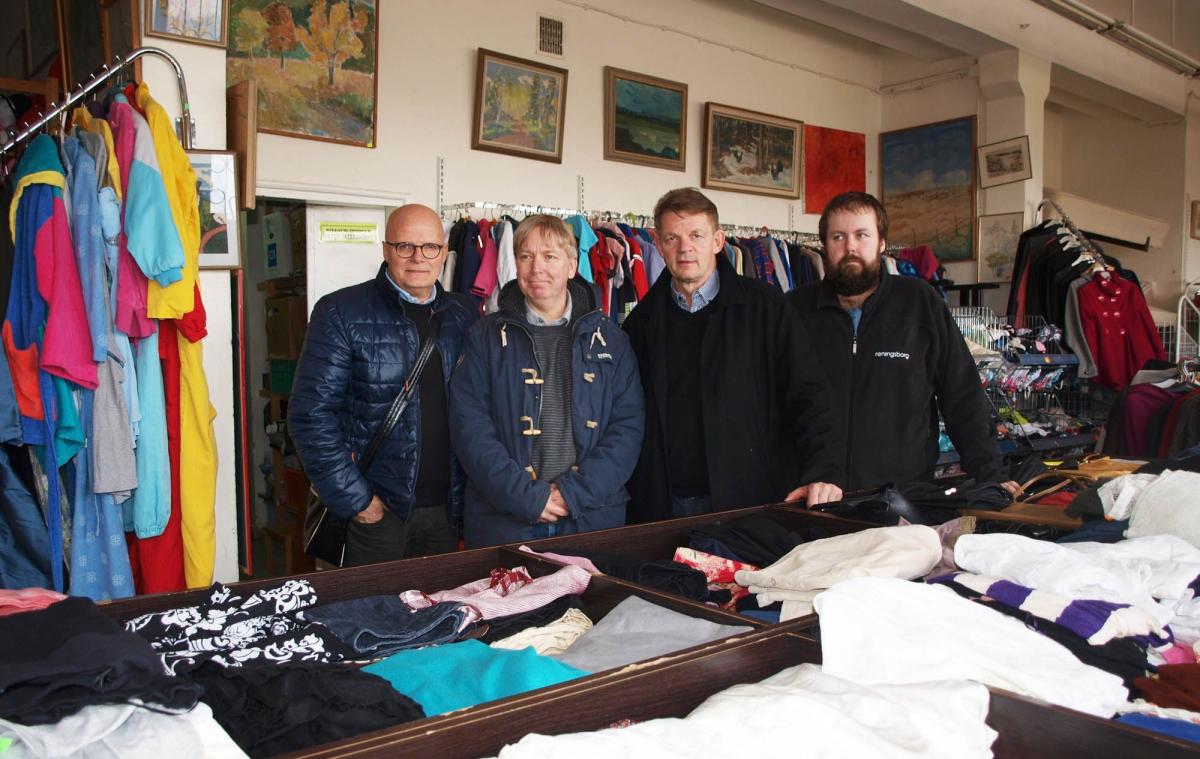 Czterej członkowie Szwedzkiej Fundacji Reningsborg („Pomocne Dłonie”) z Goeteborga po raz kolejny odwiedzili przemyski oddział Towarzystwa Walki z Kalectwem. Byli zachwyceni funkcjonowaniem sklepu „Z drugiej ręki”.<br/>fot.Mariusz Godos
