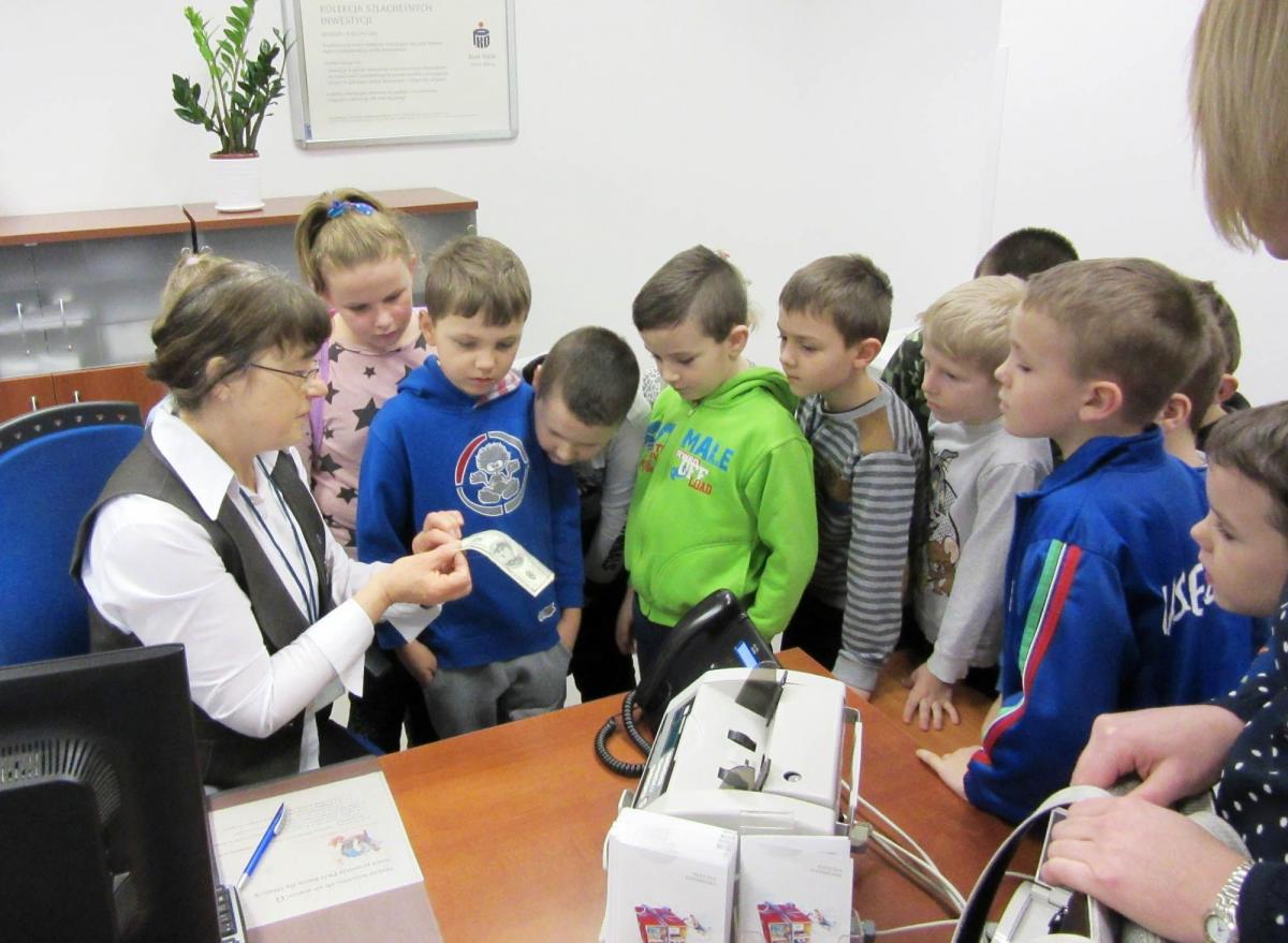 Dzięki SKO dzieci i młodzież z Zespołu Szkolno-Przedszkolnego w Baszni Dolnej uczą się nie tylko, jak oszczędzać, ale również mają kontakt z edukacją ekonomiczną, matematyczną, polonistyczną, przyrodniczą oraz historyczną.<br/>fot.ze zbiorów własnych