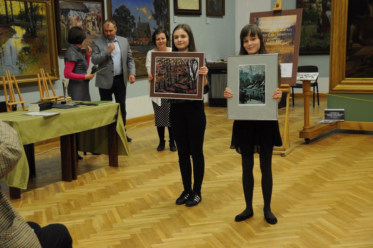 Nagrodę główną zdobyła Martyna Kindrat (z lewej).<br/>fot.Archiwum MDK Lubaczów
