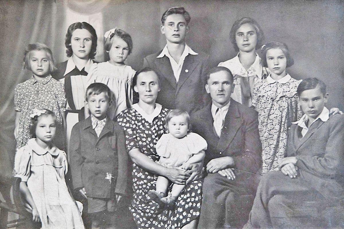 Józef i Tekla Siwieccy z dziećmi. W drugim rzędzie stoi Stanisław. Fotografia zrobiona na początku lat pięćdziesiątych w zakładzie Starzaków na ulicy Franciszkańskiej.
