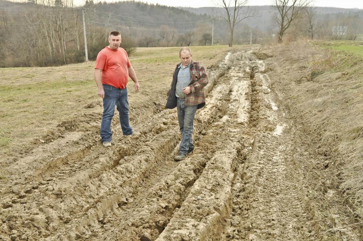 – W tym miejscu nie da się przejechać nawet samochodem terenowym lub ciągnikiem – pokazują Zbigniew Walczyszyn i Marcin Figiela.<br/>fot.Paweł Bugira