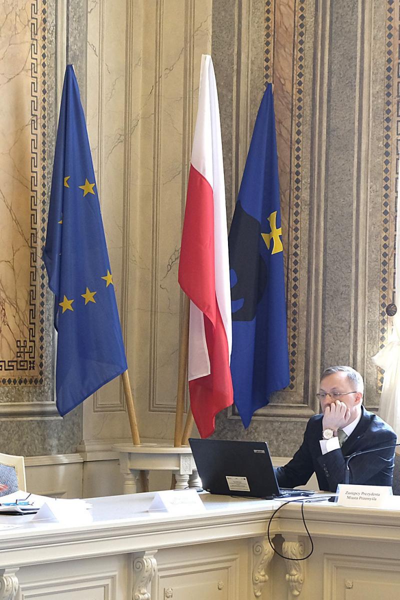 Uzasadnienie odnośnie przeznaczenia 30 tys. zł na zakup 3 tys. polskich flag przedstawił radnym zastępca prezydenta Przemyśla Grzegorza Hayder.<br/>fot.Jacek Szwic