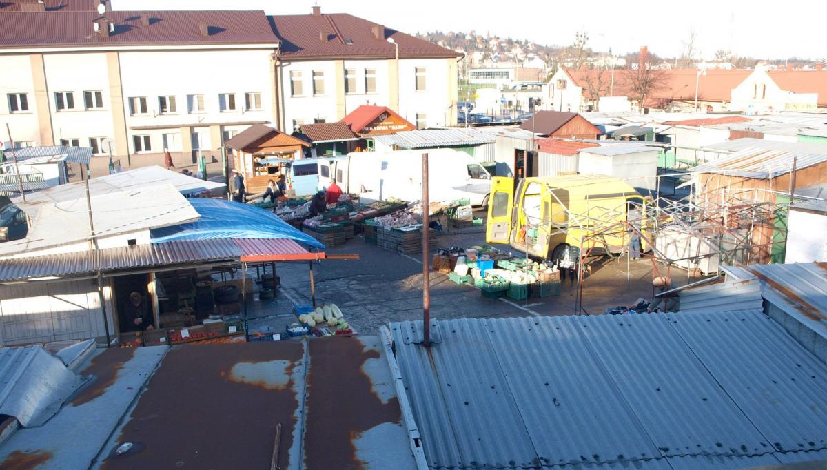 Połowa Zielonego Rynku jest wyremontowana. Połowa czeka na modernizację.<br/>fot.Mariusz Godos