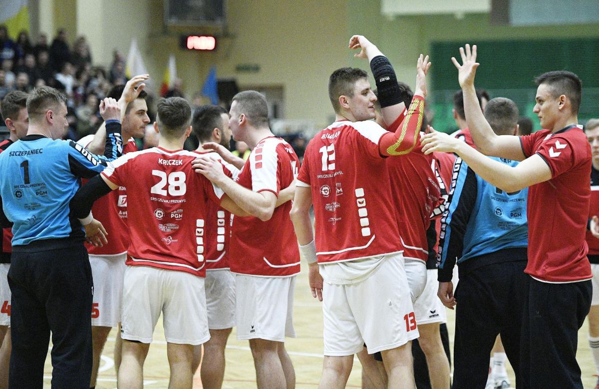 Po meczu z wiceliderem z Tarnowa w szeregach przemyślan panowała ogromna radość. Po spotkaniu w Świdnicy było z tym znacznie gorzej...<br/>fot.zbiory własne