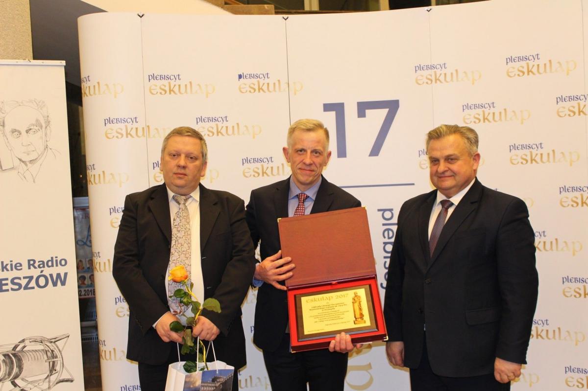 Kierownik oddziału Piotr Stabiszewski (w środku) z nagrodą. Z lewej dyrektor szpitala Piotr Ciompa, z prawej członek zarządu województwa podkarpackiego Stanisław Kruczek. <br/>fot.Urząd Marszałkowski