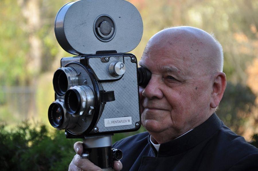 Ks. Adam Włoch z kamerą, dzięki której nauczył się filmowego fachu<br/>fot.ks. Andrzej Sawulski SCJ