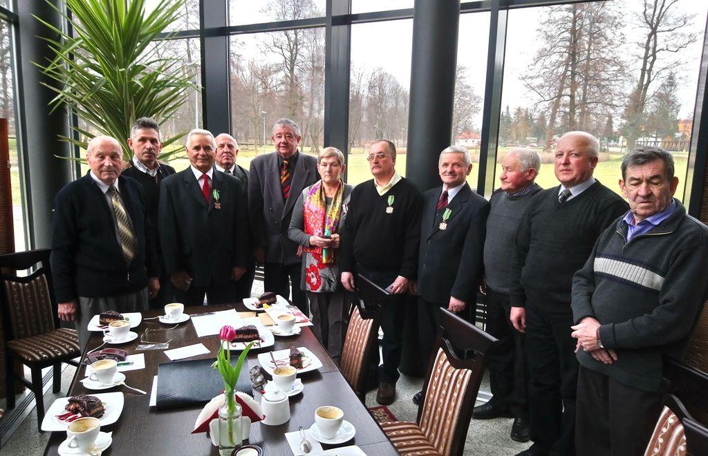 Nagrodzeni pamiątkowymi medalami, przyznanymi przez Związek Weteranów i Rezerwistów Wojska Polskiego, na wspólnym zdjęciu.<br/>fot.www.horyniec.info.pl